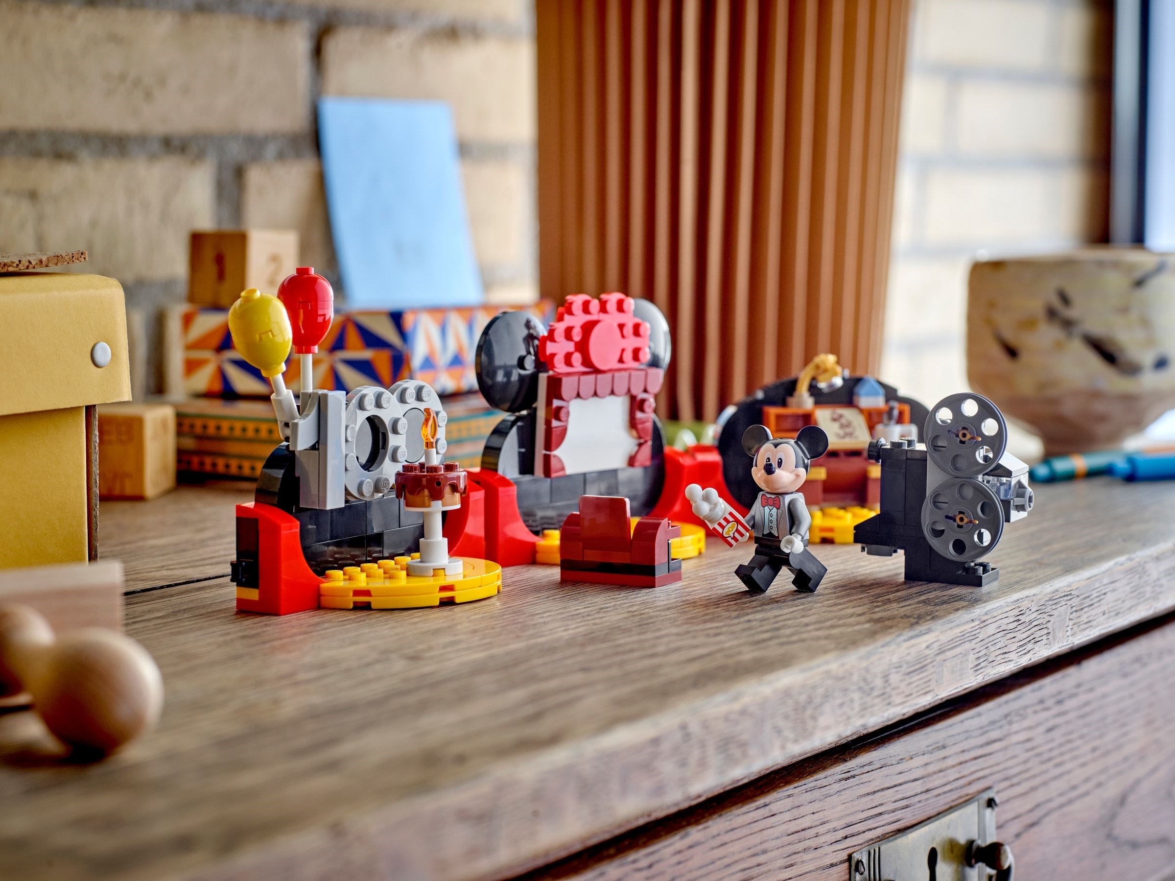 Zdjęcie galerii dla zestawu LEGO Disney 40600 Świętowanie stulecia Disneya Myszka Miki Świecący klocek