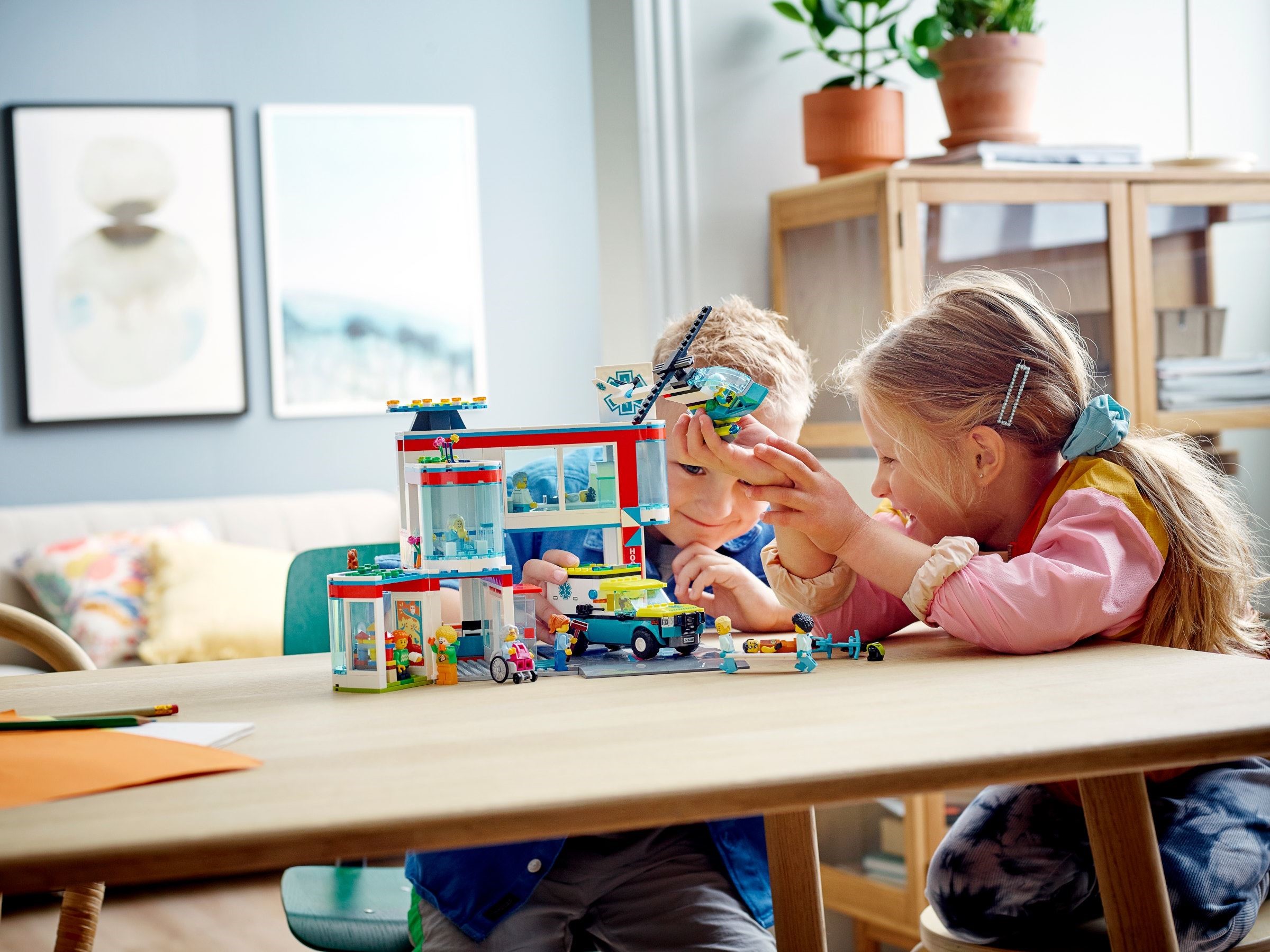 Zdjęcie galerii dla zestawu Klocki LEGO City Zestaw Szpital 60330 lekarz doktor helikopter